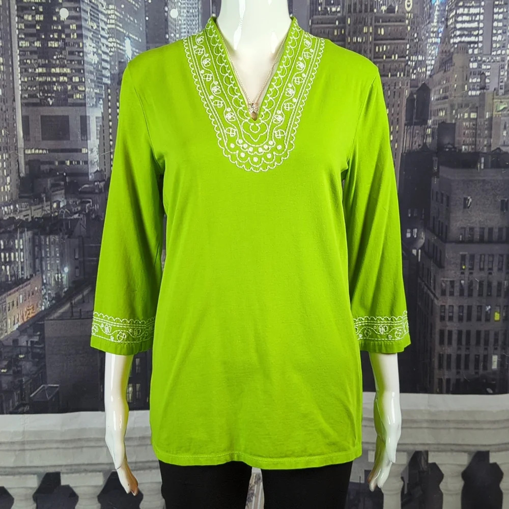 Jones New York signature sz L Lime Green Cotton Top with White Embroidery